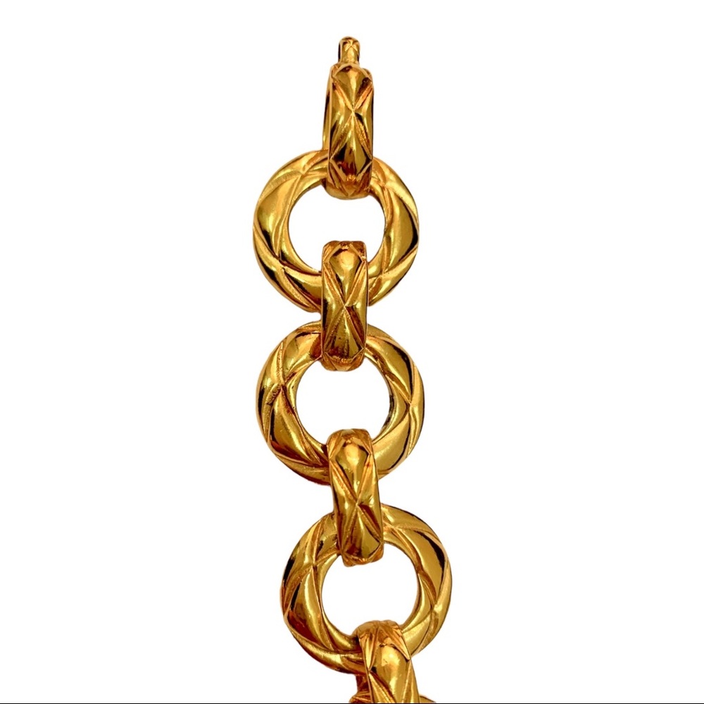Chanel: Vintage Signed Thick Matelasse Chain Link Bracelet (New Hangtag & Box) - Picture 8 of 9